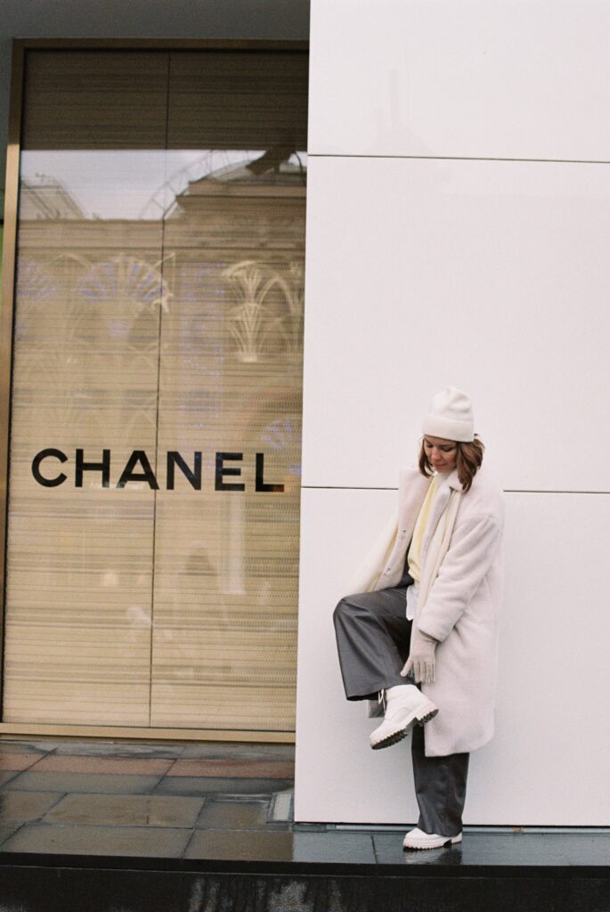 Najbardziej popularne marki odziezowe Chanel  scaled