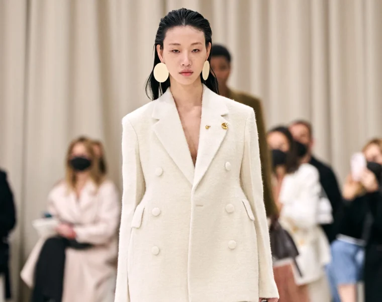 minimalizm w modzie topowe marki ktore wyznaczaja kierunek