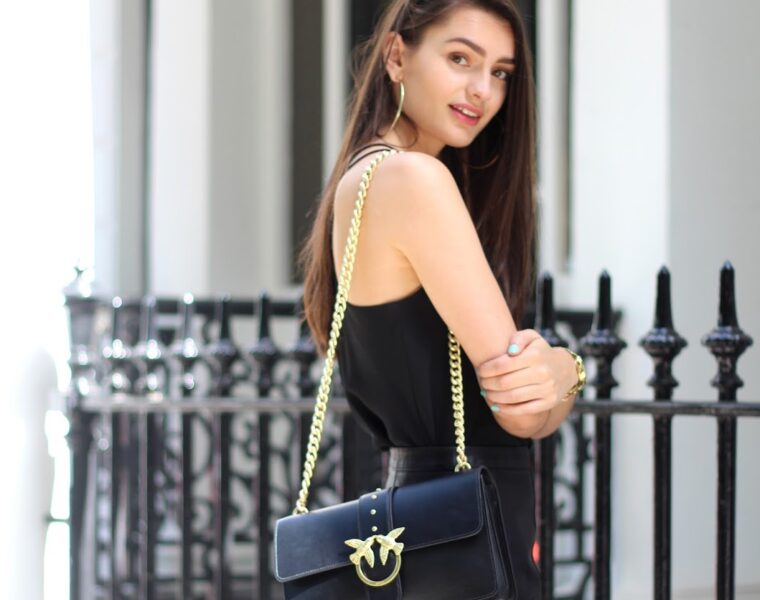 jaka torebka do czarnej sukienki wieczorowej przewodnik 2025