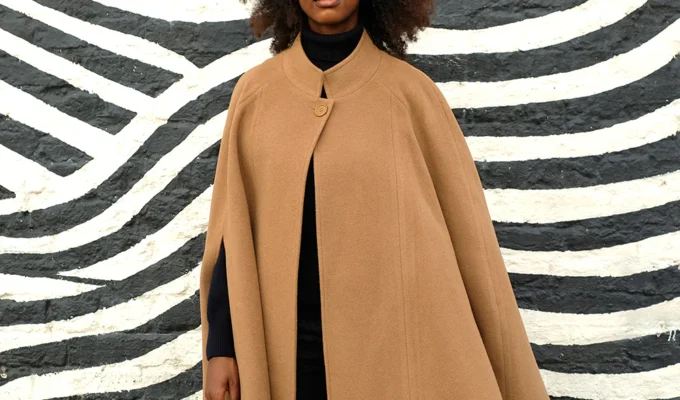 karmelowy plaszcz cape elegancki hit jesieni 2025