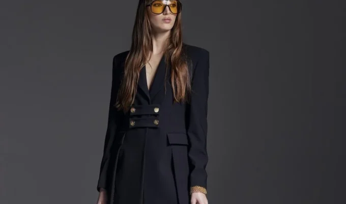 Monique Garconne black long coat historia styl i praktyczne spojrzenie