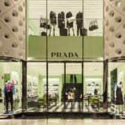 Prada przejmuje Versace za 1,25 mld euro