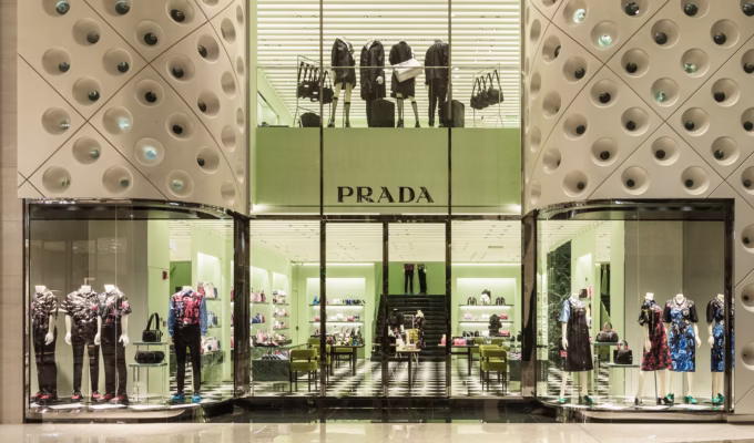 Prada przejmuje Versace za 1,25 mld euro