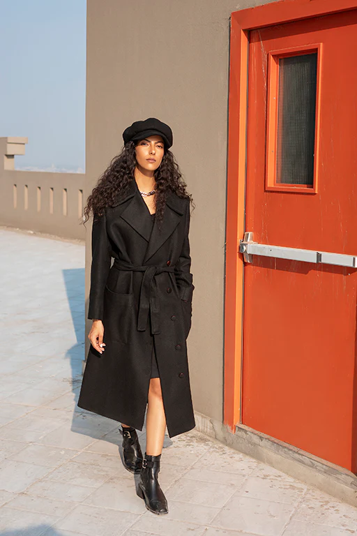 dlugi czarny plaszcz