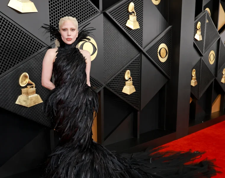 Lady Gaga i dramatyczna awangardowa stylizacja Black Swan