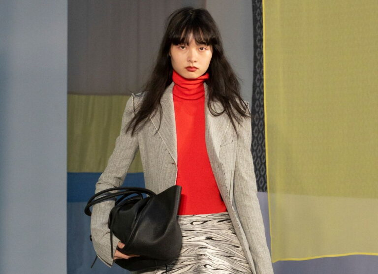 Rachel Scott debiutuje